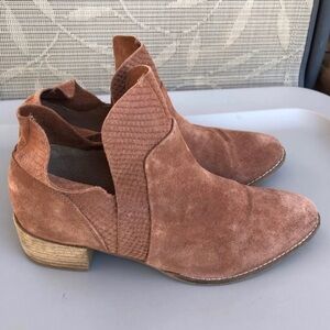 Seychelles Suede Copper Ruffle Booties. Size 10.